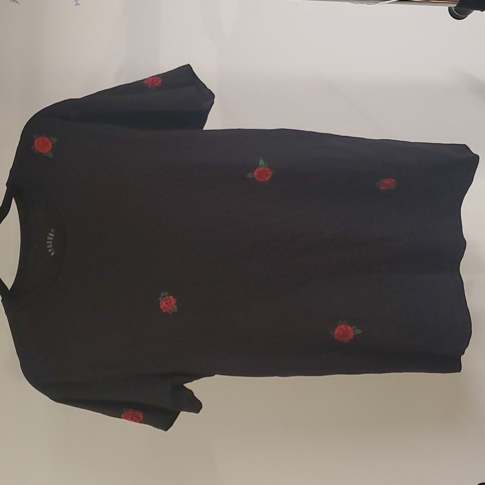 No Hours Medium T Shirt Black with Red Roses, Skulls